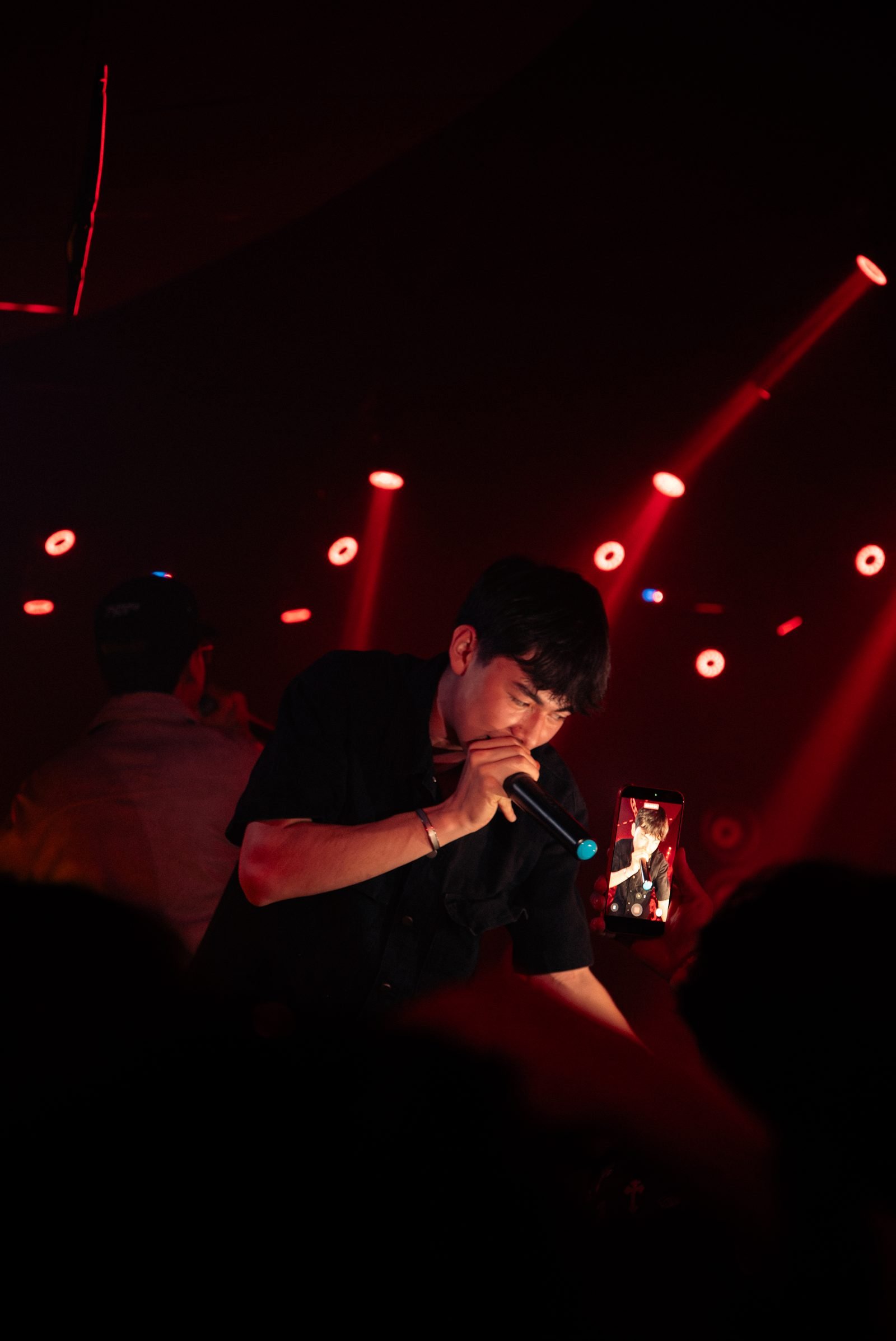 Adonay durante un show producido por ÆLITH Productions