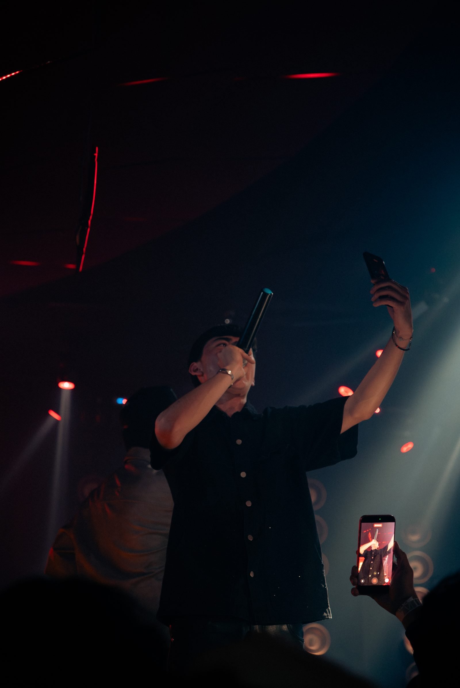 Adonay grabando con el público desde el escenario