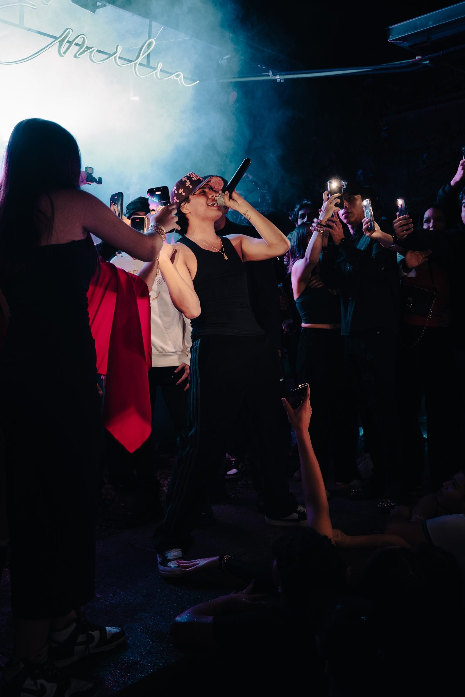 Jimmy Guzmán cantando entre el público en un evento producido por ÆLITH Productions